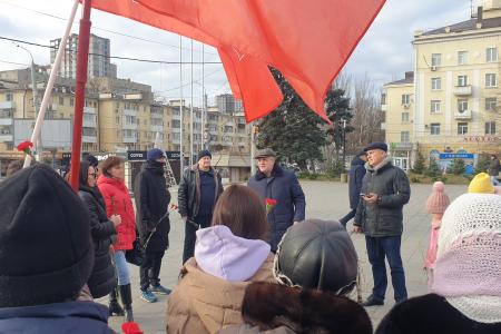 Ростов-на-Дону: Красные гвоздики - основателю СССР!