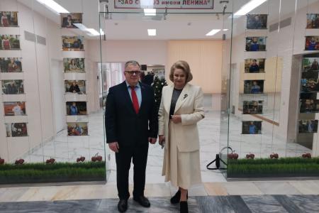 Руководитель фракции КПРФ в Мособлдуме Александр Наумов вручил награды работникам совхоза им. Ленина