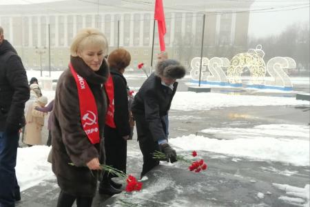В Великом Новгороде состоялось торжественное возложение цветов к памятнику В.И. Ленину, посвящённое 100-летию образования СССР