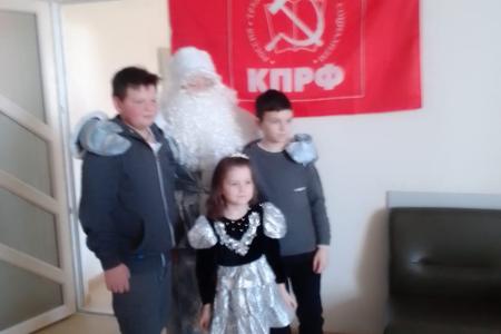 Дети из Запорожской области получили новогодние подарки от КПРФ