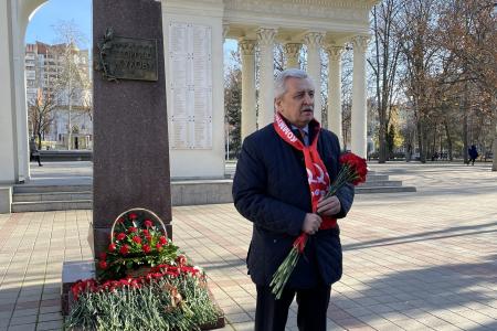 Краснодар. Активисты КПРФ и Союза Советских офицеров почтили память Маршала Победы