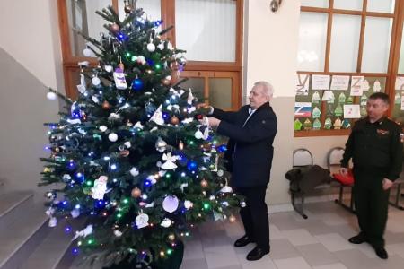 Краснодар. Коммунист-депутат Госдумы Н.И. Осадчий побывал с новогодними пожеланиями в военном госпитале