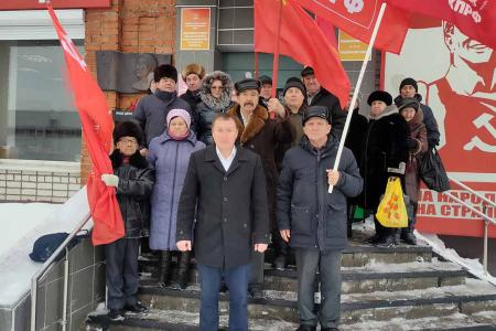 Чувашия. Цветы – к барельефу Сталина