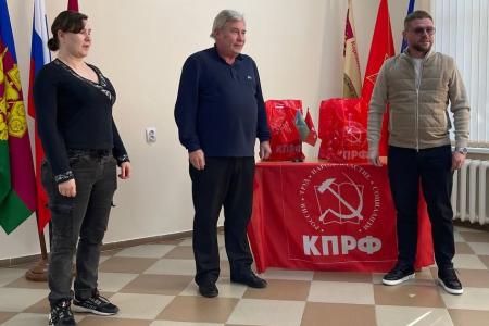 Краснодарский край. Активисты КПРФ поздравили с Новым годом семьи военнослужащих