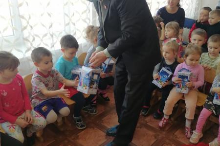 Дети из Запорожской области получили новогодние подарки от КПРФ