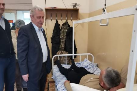 Краснодар. Коммунист-депутат Госдумы Н.И. Осадчий побывал с новогодними пожеланиями в военном госпитале