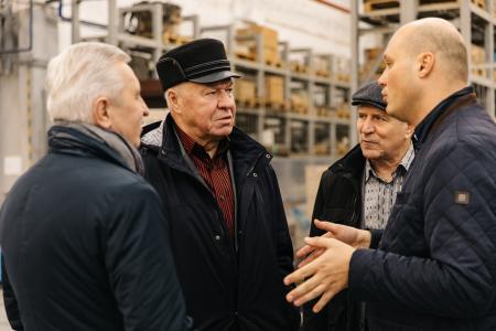 Краснодар. Коммунисты-депутаты Госдумы Н.И. Осадчий и В.И. Соболев побывали на станкостроительном заводе