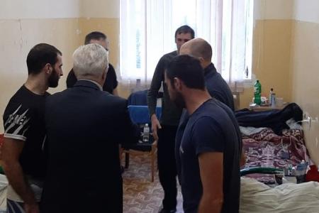 Краснодар. Коммунист-депутат Госдумы Н.И. Осадчий побывал с новогодними пожеланиями в военном госпитале
