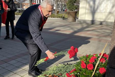 Краснодар. Активисты КПРФ и Союза Советских офицеров почтили память Маршала Победы