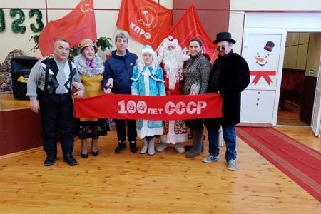 Депутат-коммунист Тамара Казанцева проводит новогодние утренники в Тюменской области