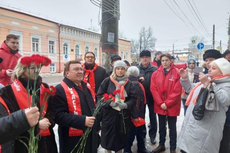 Курская область. Н.Н. Иванов провел импровизированный митинг по случаю 116-й годовщины со дня рождения Генерального секретаря ЦК КПСС Л.И. Брежнева