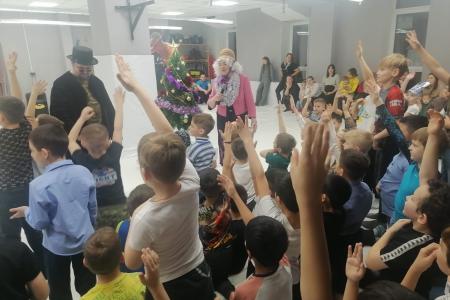 Депутат-коммунист Тамара Казанцева проводит новогодние утренники в Тюменской области