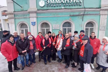 Курская область. Н.Н. Иванов провел импровизированный митинг по случаю 116-й годовщины со дня рождения Генерального секретаря ЦК КПСС Л.И. Брежнева