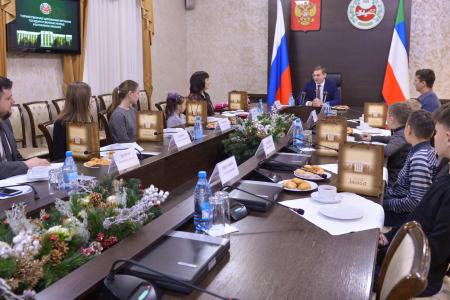 Глава Хакасии Валентин Коновалов вручил многодетным семьям медали «Родительская доблесть Хакасии»