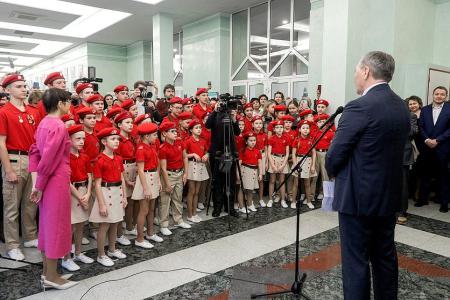 Леонид Калашников, Казбек Тайсаев, Мария Дробот и Мария Прусакова приняли участие в открытии выставки новогодних игрушек