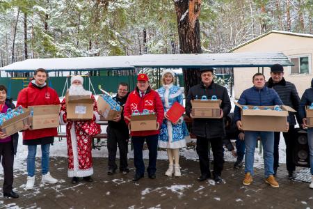 Курская область. Н.Н. Иванов с товарищами привез новогодние подарки детям-беженцам