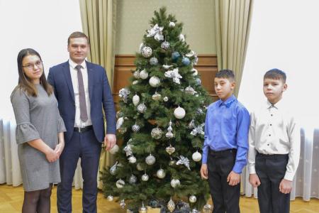 Акция «Ёлка желаний»: глава Хакасии Валентин Коновалов исполнил новогодние желания троих ребят из поселка Туим