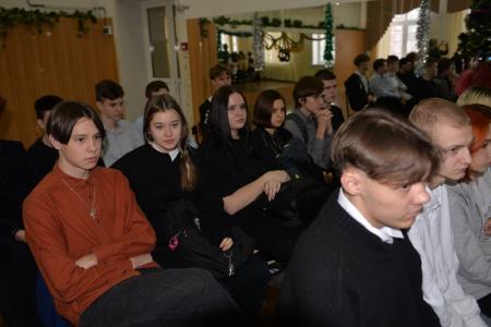 В Новосибирске Ренат Сулейманов провел открытый урок об образовании СССР ученикам 43-й школы