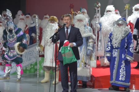 Анатолий Локоть поздравил детей из ЛНР с наступающим Новым годом