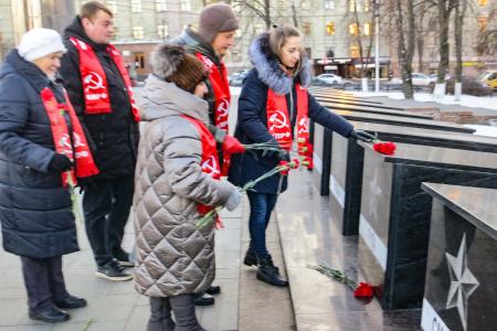 Тульские коммунисты в годовщину присвоения Туле статуса города-героя и обороны родного города возложили цветы к монументу на площади Победы