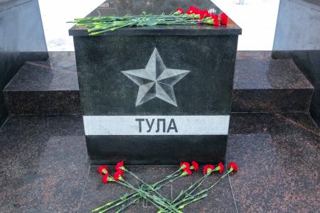 Тульские коммунисты в годовщину присвоения Туле статуса города-героя и обороны родного города возложили цветы к монументу на площади Победы