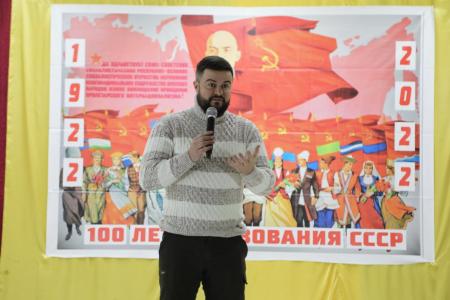 Равнение на знамя! Праздничный концерт в Бай-Тайге Республики Тыва