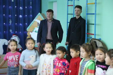 Коммунисты Тувы организовали подарки детям в преддверии Нового года