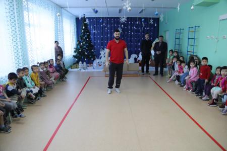 Коммунисты Тувы организовали подарки детям в преддверии Нового года