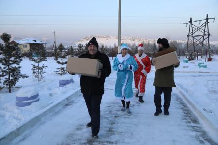 Коммунисты Тувы организовали подарки детям в преддверии Нового года