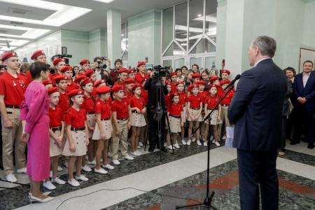 Леонид Калашников, Казбек Тайсаев, Мария Дробот и Мария Прусакова приняли участие в открытии выставки новогодних игрушек