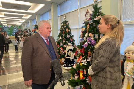 Леонид Калашников, Казбек Тайсаев, Мария Дробот и Мария Прусакова приняли участие в открытии выставки новогодних игрушек