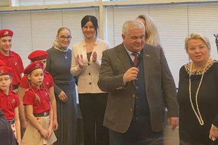 Леонид Калашников, Казбек Тайсаев, Мария Дробот и Мария Прусакова приняли участие в открытии выставки новогодних игрушек