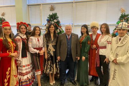 Леонид Калашников, Казбек Тайсаев, Мария Дробот и Мария Прусакова приняли участие в открытии выставки новогодних игрушек