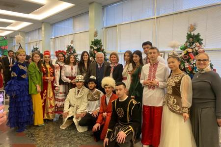 Леонид Калашников, Казбек Тайсаев, Мария Дробот и Мария Прусакова приняли участие в открытии выставки новогодних игрушек