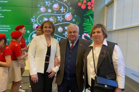 Леонид Калашников, Казбек Тайсаев, Мария Дробот и Мария Прусакова приняли участие в открытии выставки новогодних игрушек
