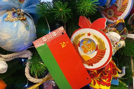 Леонид Калашников, Казбек Тайсаев, Мария Дробот и Мария Прусакова приняли участие в открытии выставки новогодних игрушек