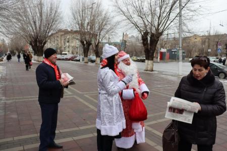 В Вековой юбилей СССР Красный Дед Мороз и Снегурочка поздравили жителей Волгограда