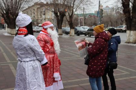 В Вековой юбилей СССР Красный Дед Мороз и Снегурочка поздравили жителей Волгограда