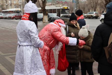 В Вековой юбилей СССР Красный Дед Мороз и Снегурочка поздравили жителей Волгограда