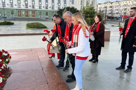 Научно-практическая конференция, посвящённая 100-летию со дня создания СССР, началась с возложения цветов к главному памятнику В.И. Ленину в Республике Крым