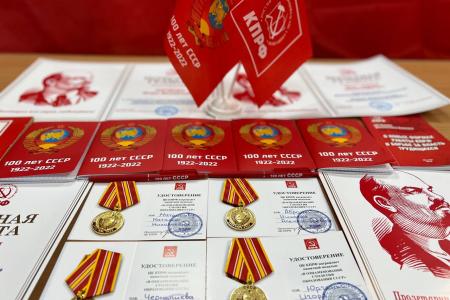 Научно-практическая конференция, посвящённая 100-летию со дня создания СССР, началась с возложения цветов к главному памятнику В.И. Ленину в Республике Крым