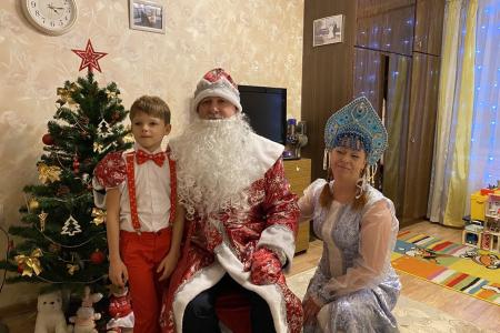 Первый секретарь Московского горкома КПРФ и "по совместительству" Дед Мороз Николай Зубрилин поздравил детей с Новым Годом