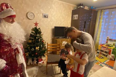 Первый секретарь Московского горкома КПРФ и "по совместительству" Дед Мороз Николай Зубрилин поздравил детей с Новым Годом