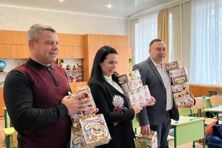 Дети из Херсонской области получили новогодние подарки от КПРФ
