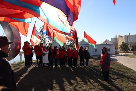 5 декабря волгоградские коммунисты торжественно открыли памятный знак «Серп и молот»