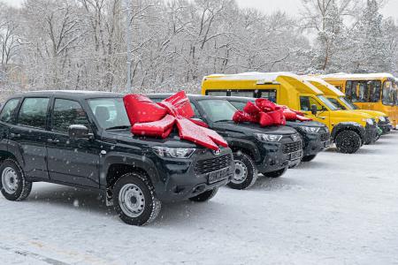 Глава Хакасии Валентин Коновалов вручил ключи от новых автомобилей руководителям школ и лучшим сельхозработникам республики