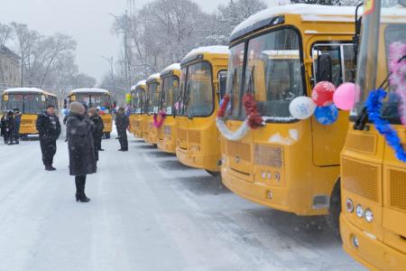 Глава Хакасии Валентин Коновалов вручил ключи от новых автомобилей руководителям школ и лучшим сельхозработникам республики