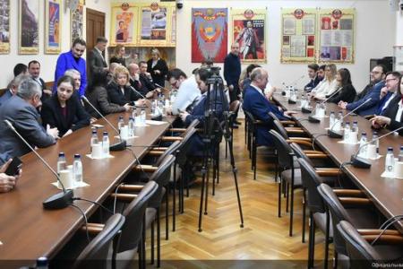 Г.А. Зюганов вручил памятные медали "В ознаменование 100-летия образования СССР" большой группе сотрудников аппарата ЦК КПРФ и фракции КПРФ в Госдуме