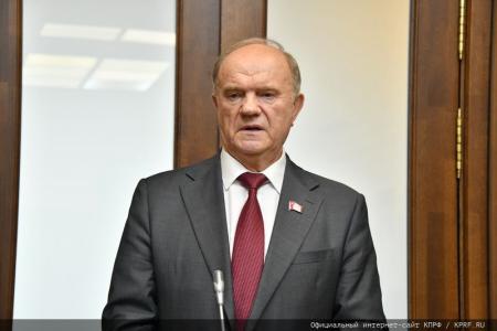 Г.А. Зюганов вручил памятные медали "В ознаменование 100-летия образования СССР" большой группе сотрудников аппарата ЦК КПРФ и фракции КПРФ в Госдуме