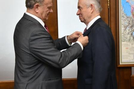 Г.А. Зюганов вручил памятные медали "В ознаменование 100-летия образования СССР" большой группе сотрудников аппарата ЦК КПРФ и фракции КПРФ в Госдуме